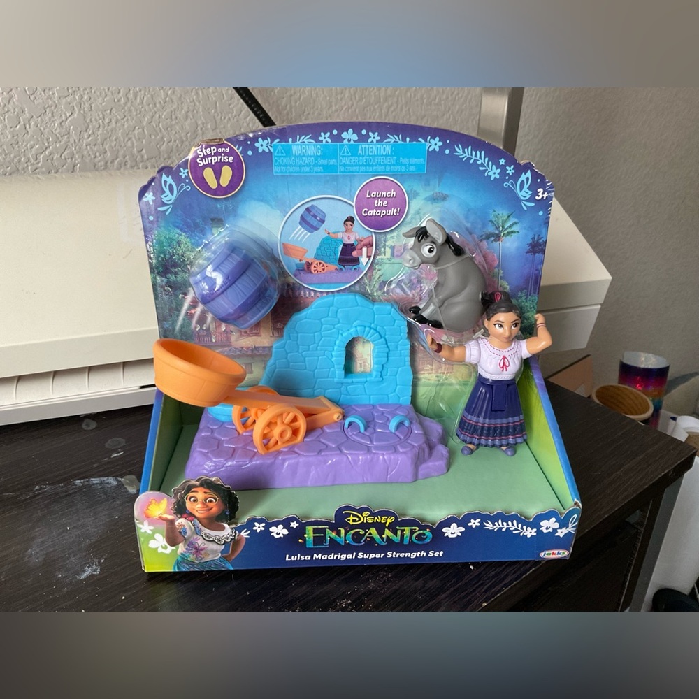 Disney Encanto Luisa Madrigal Playset - Blue and Purple